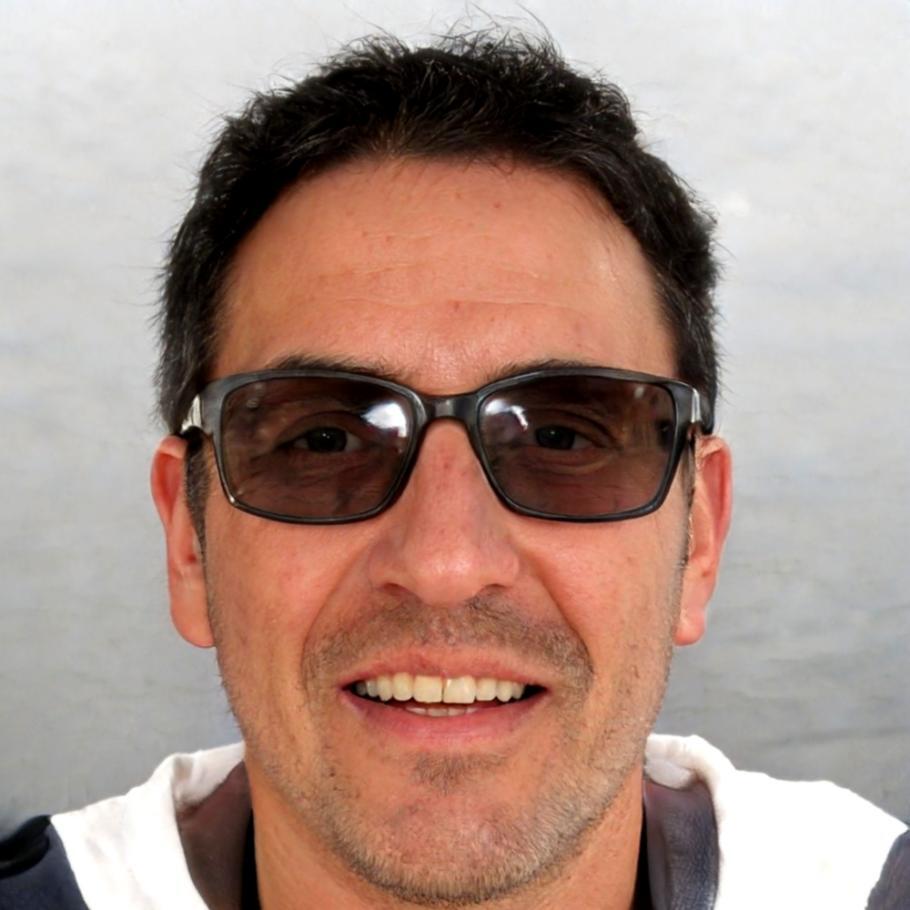 Retrato profesional de Héctor Saldivar, especialista en comunicación financiera