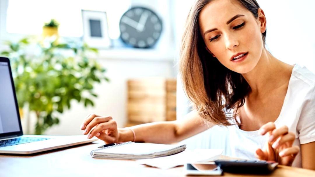 Equipo colaborando en proyectos educativos innovadores