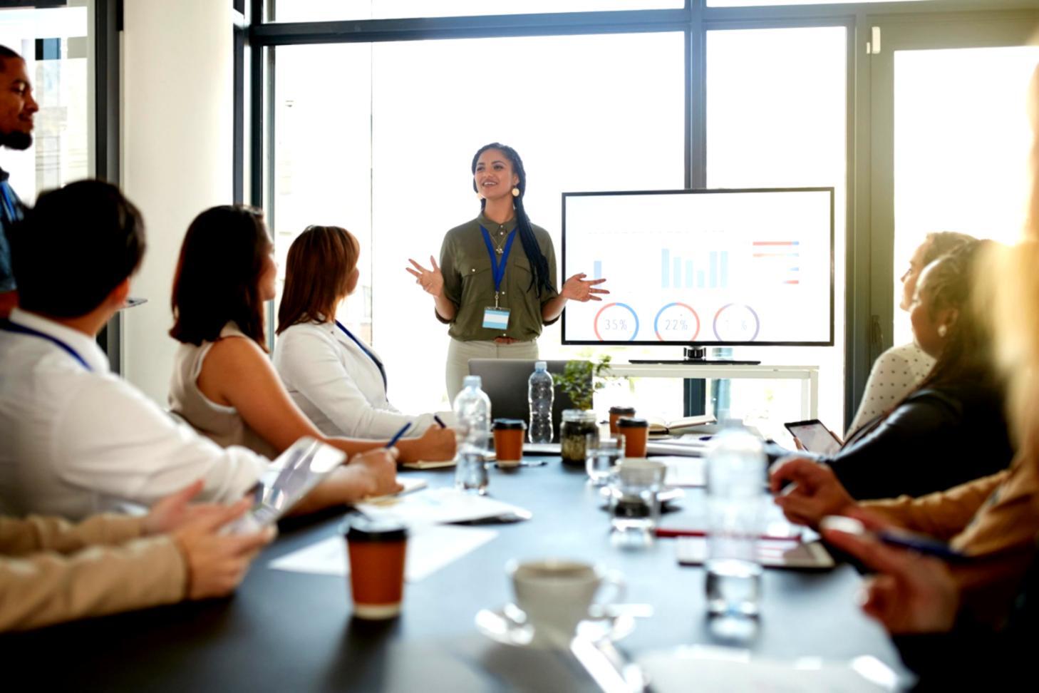 Profesional presentando análisis financiero en entorno corporativo